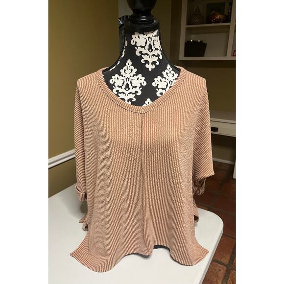 Zenana Textured Hi-Low Hem Folded Sleeve V-Neck Top - Picture 4 of 10